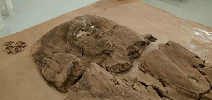 Điều đáng nói là khuôn mặt của con gái pharaoh Ameny Qemau cũng được khắc họa rõ nét ở mặt ngoài chiếc quan tài gỗ. Ảnh: @Hội Đồng Cổ Vật Tối Cao Ai Cập.