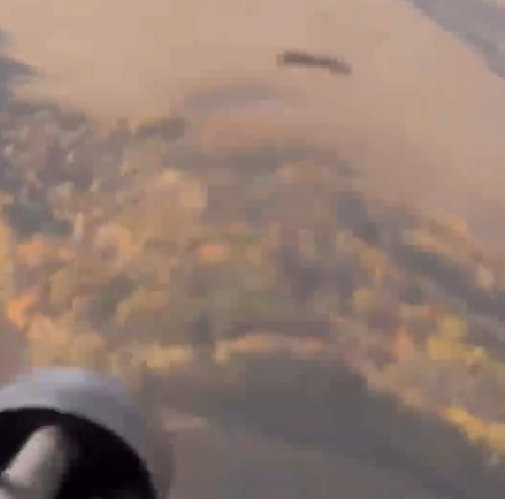 Đoạn clip được quay từ góc nhìn thứ nhất, cho thấy xạ thủ trên trực thăng Ukraine bắn hạ một máy bay không người lái Shahed-136/Geran-2 của Nga sau khi bắn hai loạt đạn, tổng cộng khoảng tám giây bằng khẩu Minigun M134. Ảnh: @Archer83Able.