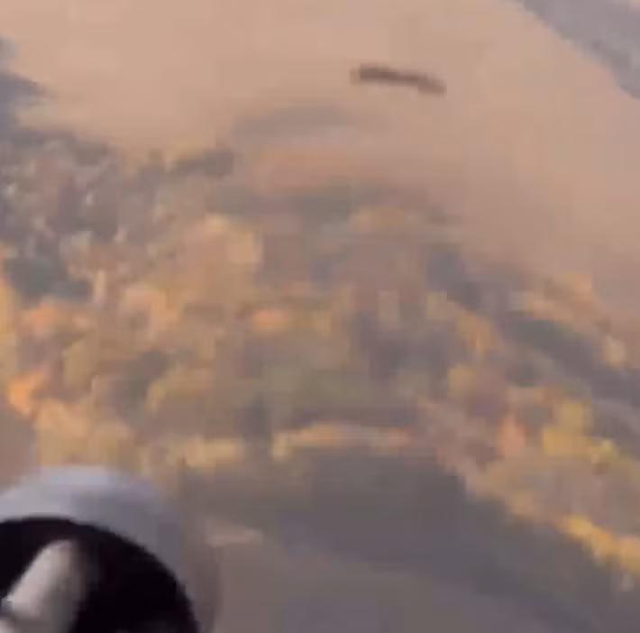 Đoạn clip được quay từ góc nhìn thứ nhất, cho thấy xạ thủ trên trực thăng Ukraine bắn hạ một máy bay không người lái Shahed-136/Geran-2 của Nga sau khi bắn hai loạt đạn, tổng cộng khoảng tám giây bằng khẩu Minigun M134. Ảnh: @Archer83Able.