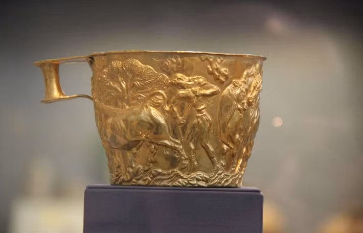 Trước đây, người ta tin rằng, những chiếc cốc được thiết kế tinh xảo này do cùng một người chế tác, người đã sử dụng những kỹ thuật khó để chạm khắc những chi tiết tỉ mỉ lên cốc. Ảnh: @Bảo tàng Khảo cổ Quốc gia Athens.