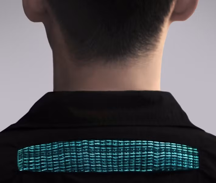 Vào ban đêm hoặc trong điều kiện thiếu sáng, sợi quang polyme phát sáng với nhiều màu khác nhau—xanh lam ở dưới 30°C, vàng ở trên 40°C và đỏ ở trên 50°C để chỉ báo mức độ gia nhiệt trên chiếc áo. Ảnh: @adesignaward.