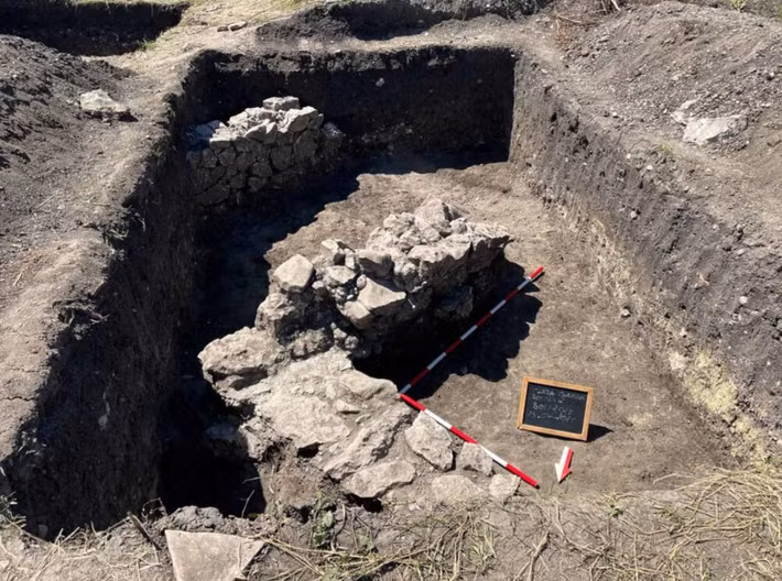 Các kỹ thuật thăm dò, phân tích khảo cổ học chuyên sâu cho thấy, đó là một chiếc hộp bằng đồng độc nhất vô nhị được bảo quản đặc biệt. Ước tính chiếc hộp có niên đại thuộc cuối thế kỷ 2 và đầu thế kỷ 3 Sau Công Nguyên. Ảnh: @Đại học Babeș-Bolya.