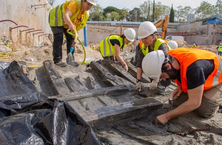Các sườn gỗ và ván thân tàu được ghép lại bằng đinh gỗ tròn. Các thanh dọc gọi là "palmellar" hoặc "serras" được cố định bằng đinh sắt. Kỹ thuật đóng tàu này cung cấp những hiểu biết quan trọng về công nghệ hàng hải Thời Trung Cổ. Ảnh: @Bảo Tàng Barcelona.