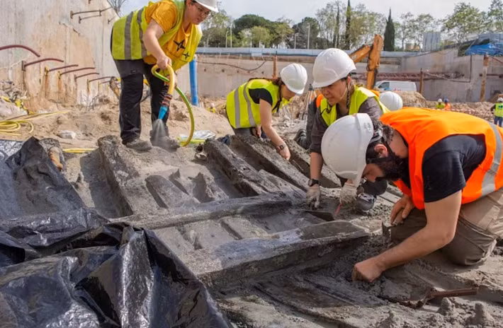 Các sườn gỗ và ván thân tàu được ghép lại bằng đinh gỗ tròn. Các thanh dọc gọi là "palmellar" hoặc "serras" được cố định bằng đinh sắt. Kỹ thuật đóng tàu này cung cấp những hiểu biết quan trọng về công nghệ hàng hải Thời Trung Cổ. Ảnh: @Bảo Tàng Barcelona.