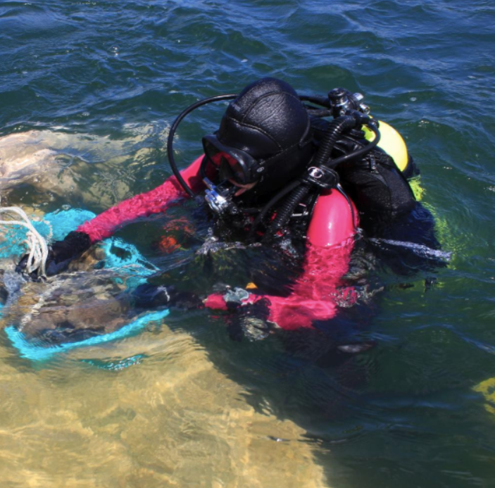 Tuy nhiên, rất khó để giải thích làm thế nào những chiếc bình được đặt theo cách này lại có thể chạm tới đáy hồ mà vẫn còn nguyên vẹn. Các chuyên gia nghi ngờ chúng không bị ném xuống nước mà được đưa xuống đáy bằng tay. Ảnh: @Đại học Jagiellonian.