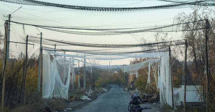 Theo các nguồn tin từ Ukraine, khoảng cách từ vùng ngoại ô đông bắc Kharkiv đến đường ranh giới tiếp xúc hiện chỉ còn khoảng 20 km theo đường thẳng. Đây là cự ly hoàn toàn nằm trong tầm tác chiến của UAV FPV, bao gồm cả các biến thể sử dụng cáp quang - loại phương tiện khó bị vô hiệu hóa bằng các biện pháp gây nhiễu điện tử thông thường.