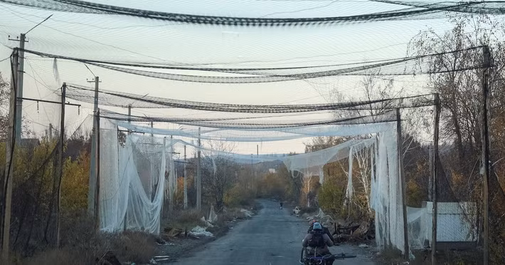 Theo các nguồn tin từ Ukraine, khoảng cách từ vùng ngoại ô đông bắc Kharkiv đến đường ranh giới tiếp xúc hiện chỉ còn khoảng 20 km theo đường thẳng. Đây là cự ly hoàn toàn nằm trong tầm tác chiến của UAV FPV, bao gồm cả các biến thể sử dụng cáp quang - loại phương tiện khó bị vô hiệu hóa bằng các biện pháp gây nhiễu điện tử thông thường.