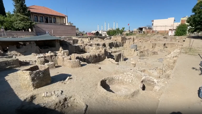 Trong quá trình khai quật theo mùa tại Đồi Tepebağ, một trong những khu định cư cổ từ Thời Kỳ Đồ Đồng Sớm của Thổ Nhĩ Kỳ, các chuyên gia đến từ trường Đại học Osmaniye Korkut Ata bất ngờ tìm thấy một cổ vật lạ. Ảnh: @Đại học Osmaniye Korkut Ata.