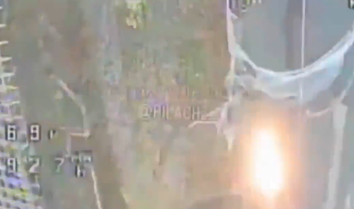 Đoạn clip cho thấy một máy bay không người lái FPV của Nga đang cố gắng đốt cháy đường hầm lưới của Ukraine, bằng cách phóng thả một lượng thuốc nổ nhiệt nhôm gắn trên một giàn treo chuyên dụng. Ảnh: @distant_earth83.