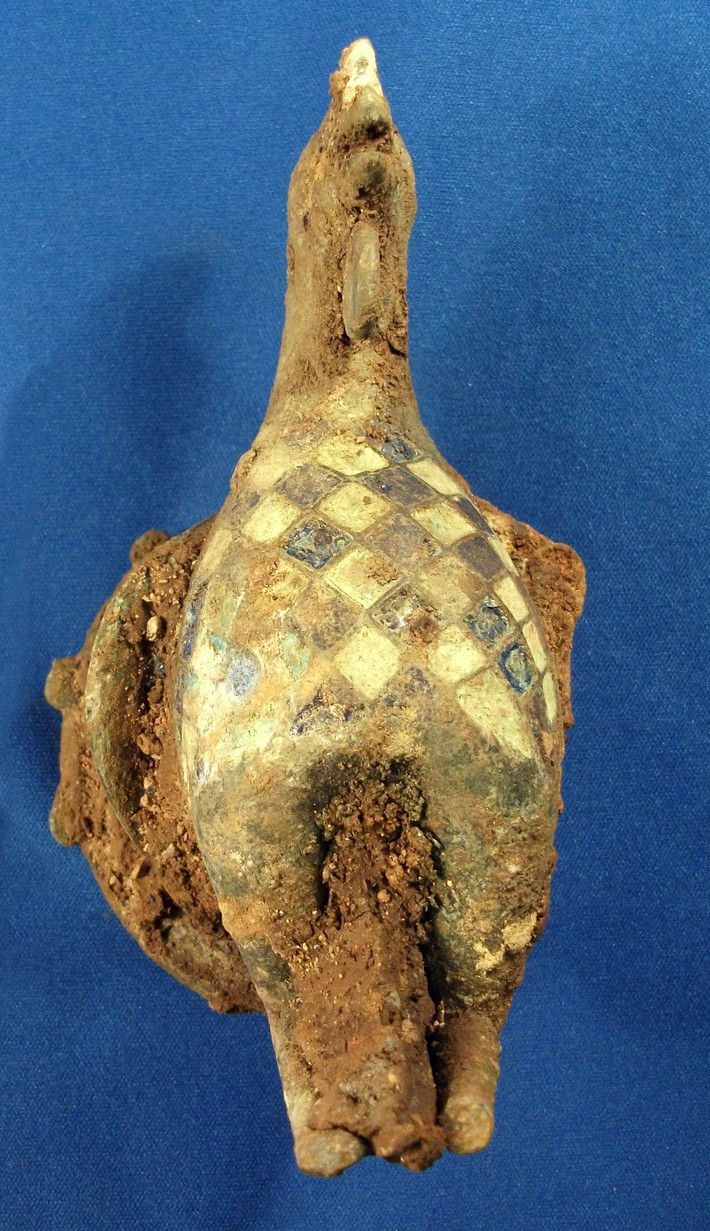 Đó là một bức tượng con gà trống, được làm bằng hợp kim đồng đúc (có lẽ là đồng thau). Ảnh: @Cotswold Archaeology.