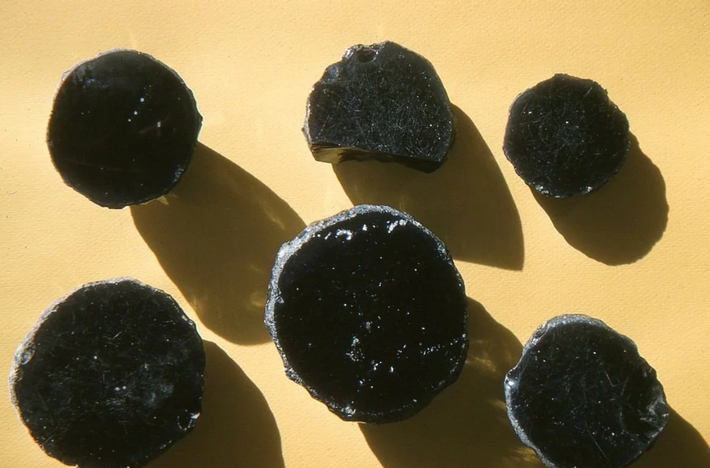 Vì thế, sự hiện diện của chiếc gương đá obsidian 8.500 năm tuổi này gợi lên ý nghĩa vừa mang tính biểu tượng vừa có thể mang tính nghi lễ - có lẽ gắn liền với bản sắc cá nhân, địa vị, hoặc cả giá trị tâm linh. Ảnh: @Nhóm khai quật khảo cổ Canhasan.