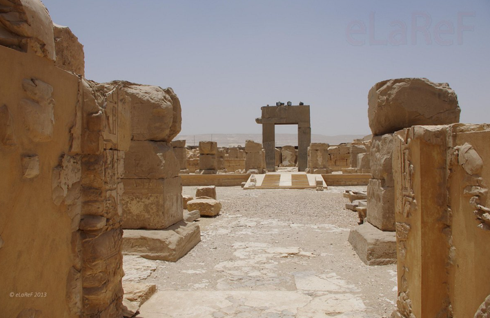 Và khi tiến hành khai quật tại đền thờ này, các chuyên gia đến từ Bộ Du Lịch Và Di Tích Lịch Sử Ai Cập bất ngờ tìm thấy hàng ngàn vật thể lạ. Ảnh: @Bộ Du Lịch Và Di Tích Lịch Sử Ai Cập.