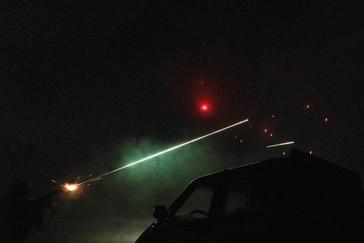 Theo Bộ Quốc phòng Nga, lực lượng phòng không đã đánh chặn tới 164 máy bay không người lái của Ukraine chỉ trong một đêm. Con số thực tế được cho là còn cao hơn, khi Kiev triển khai một loạt UAV xuất phát từ nhiều hướng, trong đó trọng tâm là vùng Biển Đen và Biển Azov.