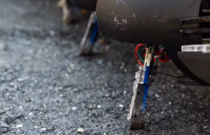 Daniel Goldman, giám đốc Phòng thí nghiệm CRAB tại Viện Công nghệ Georgia, giải thích với Tạp chí IEEE Spectrum rằng: “Bằng cách phối hợp cẩn thận việc nâng và hạ chân, con rết robot này có thể duy trì khả năng chuyển động ổn định, len lỏi qua các môi trường địa hình khác nhau”. Ảnh: @Ground Control Robotics.