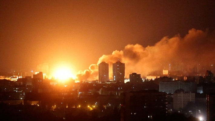 Điểm đột phá của trận đánh diễn ra lúc 02:35, khi tên lửa siêu thanh Kinzhal giáng xuống sân bay Starokostiantyniv - đầu mối lưu trữ và luân chuyển khí tài được xem là trọng yếu bậc nhất của Ukraine. Việc Moskva lựa chọn Kinzhal, loại vũ khí chỉ được dùng cho mục tiêu ưu tiên cao, cho thấy giá trị chiến lược đặc biệt của căn cứ này trong toàn bộ cấu trúc tác chiến của Kiev.