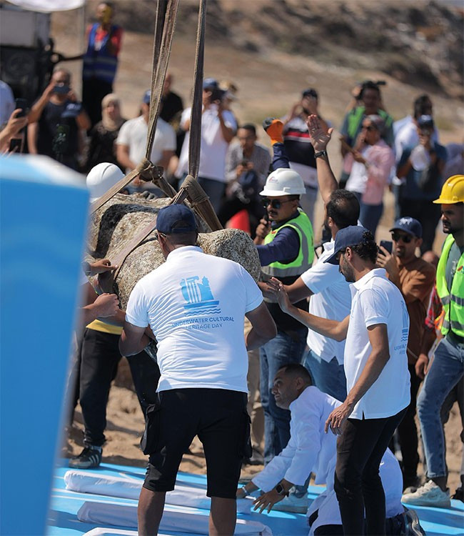 Họ cũng tìm thấy bình gốm có khắc nhãn hiệu, xác tàu đắm chất đầy hàng hóa, tượng hoàng gia, tượng nhân sư, tượng ushabti, mỏ neo đá và tiền xu. Tất cả những hiện vật này đều có nguồn gốc từ nhiều thời kỳ lịch sử: Pharaoh, Ptolemaic, La Mã, Byzantine và Hồi giáo. Ảnh: @Bộ Du lịch và Cổ vật Ai Cập.