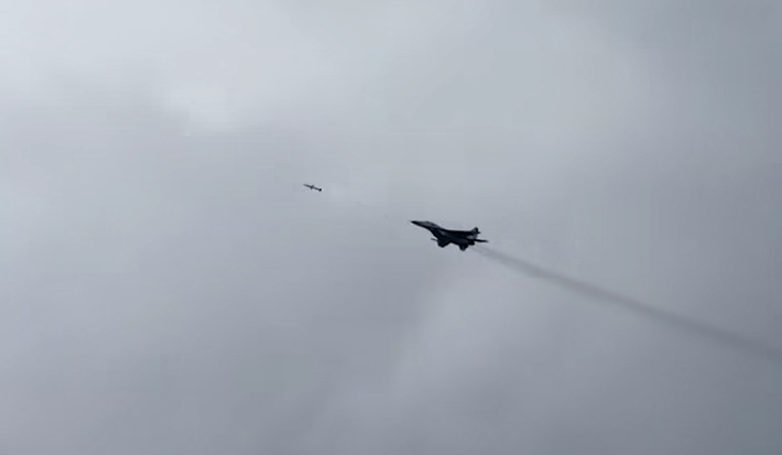 Đoạn clip cho thấy một máy bay chiến đấu thuộc lữ đoàn không quân chiến thuật Ukraine đã thực hiện một cuộc tấn công chính xác bằng tên lửa chống bức xạ. Ảnh: @Bộ Tư lệnh Không quân phía Tây Ukraine.