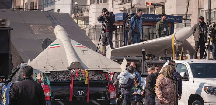 Iran thường sử dụng UAV cùng lúc với tên lửa đạn đạo để tạo ra chiến thuật tấn công bão hòa. Trong khi tên lửa đạn đạo bay nhanh và buộc hệ thống phòng thủ phải phóng tên lửa đánh chặn ngay lập tức, các UAV bay chậm hơn sẽ tiếp cận từ độ cao thấp, gây quá tải cho radar và hệ thống đánh chặn.