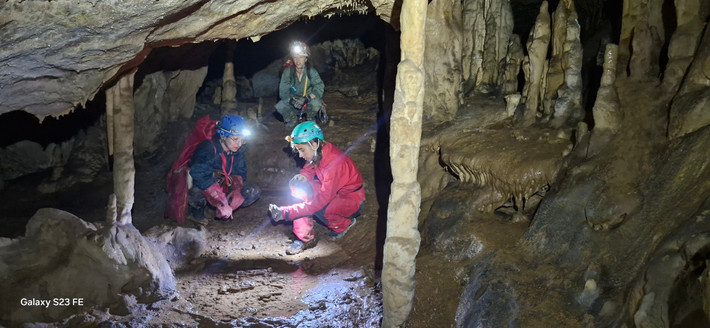 Bộ hài cốt nằm sâu hơn khoảng một mét rưỡi bên dưới lớp đất mặt đáy hang động. Ảnh: @monaoryat9.