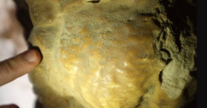 Dòng chữ mang thông điệp này được viết bằng tiếng Aram cổ.