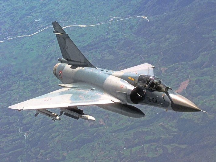 Một phi công lái Mirage 2000 của Ukraine tiết lộ trong cuộc phỏng vấn gần đây rằng chỉ trong một tuần, đơn vị của ông đã phải tái triển khai ba lần. Việc này tạo áp lực lớn lên kíp kỹ thuật, làm bảo trì khó khăn và giảm tần suất trực chiến của máy bay.