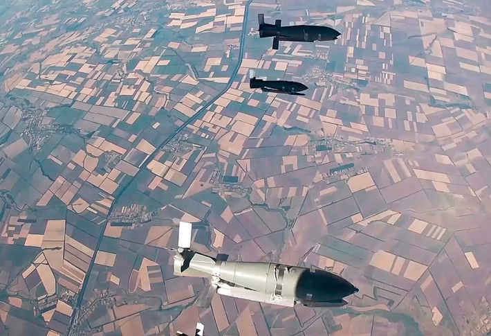 Theo đó, động cơ phản lực tuabin SW800Pro-Y do Trung Quốc sản xuất đã được tìm thấy trong đống đổ nát của một quả bom lượn tên là UMPB-5R của Nga, nó được sử dụng trong một cuộc tấn công gần Lozova. Ảnh: @united24media.