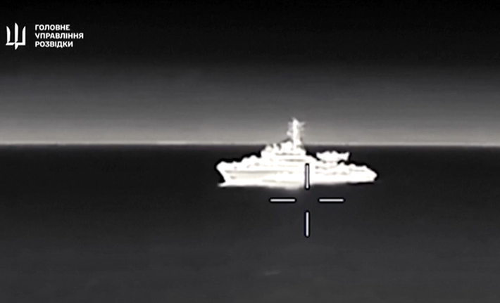 Chúng cũng được sử dụng trong các cuộc tấn công chống lại tàu chiến Nga ở Biển Đen, buộc Nga phải trang bị các hệ thống radar, thiết bị tác chiến điện tử và vũ khí tầm ngắn mới để đối phó, cũng như di dời các phương tiện đến những nơi an toàn hơn so với tiền tuyến. Ảnh: @Tình báo Ukraine.