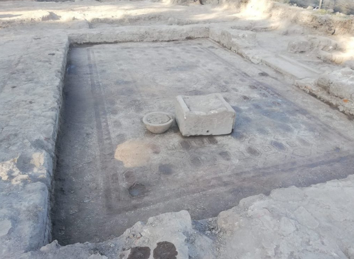 Trong một cuộc khai quật khảo cổ tại thành phố cổ Antandros này, các chuyên gia đến từ trường Đại học Ege bất ngờ tìm thấy một vật thể lạ. Ảnh: @Đại học Ege.