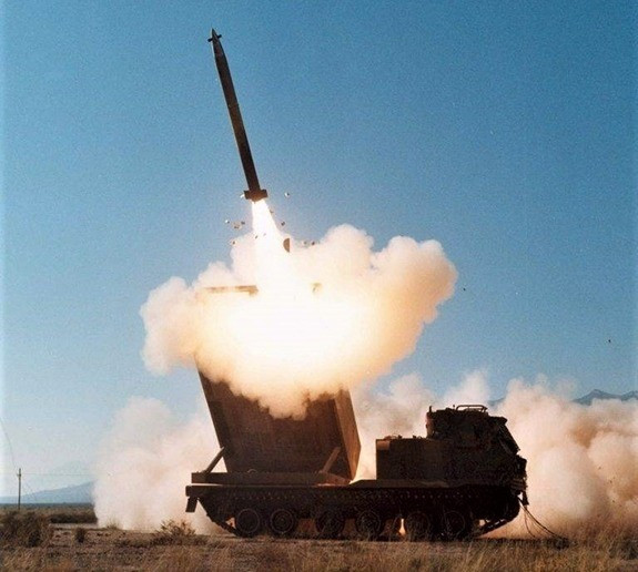 GMLRS nằm trong các gói viện trợ của Mỹ từ năm 2022. Dù Washington từng tuyên bố Kiev không được dùng vũ khí Mỹ tấn công sâu vào lãnh thổ Nga, nhưng thực tế biên giới đã chứng kiến nhiều vụ phóng tương tự. Việc một đập nước Nga bị trúng tên lửa Mỹ lần này chắc chắn sẽ làm dấy lên tranh cãi ngoại giao mới.