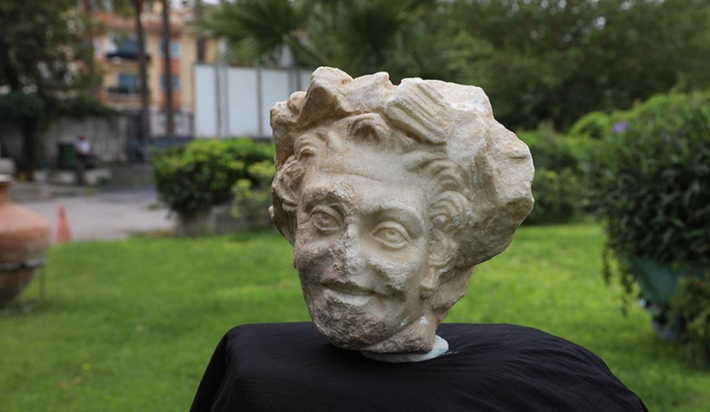 Phần đầu bức tượng sẽ được chuyển đến Bảo tàng Khảo cổ học Izmir sau khi công việc vệ sinh, cũng như thăm dò phân tích khảo cổ hiện vật này hoàn tất. Ảnh: @Đại học Izmir Katip Çelebi.