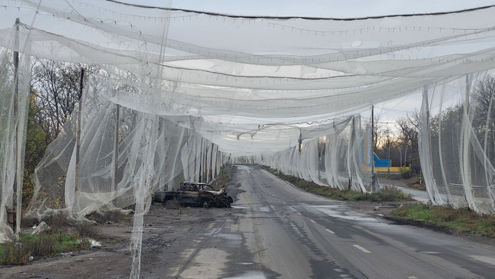Hơn thế nữa, nhiều cột gỗ được cố định trên mặt đường nhựa bằng các giá đỡ tạm bợ, thiếu hoàn toàn nền móng kiên cố. Trong khi đó, lưới căng dọc hai bên đường tạo lực cản gió lớn, khiến tuyết dễ tích tụ, làm gia tăng nguy cơ sập đổ khi thời tiết xấu kéo dài.