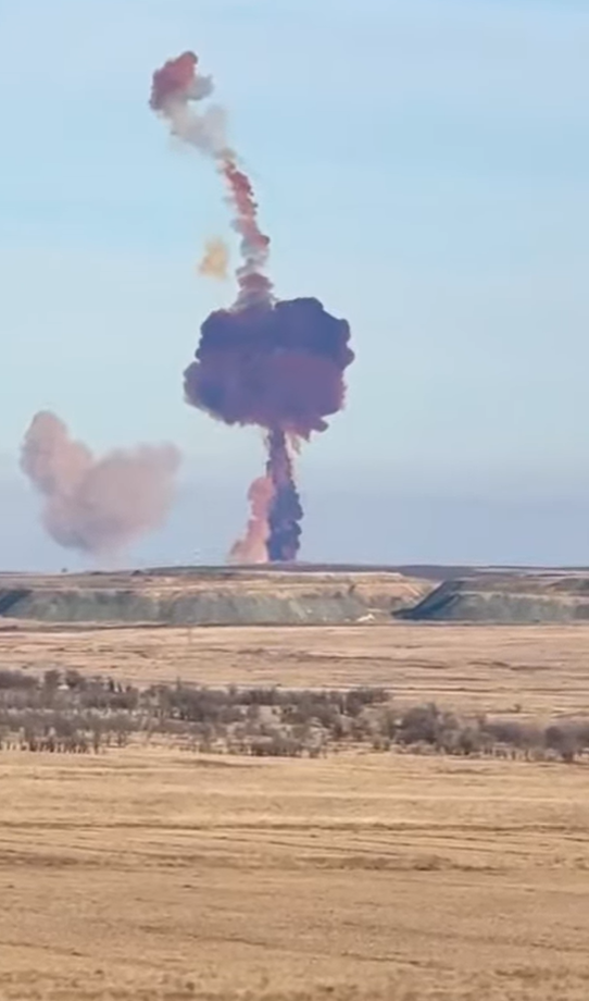 Các đánh giá khác cho rằng, tên lửa đạn đạo xuyên lục địa của Nga này có thể là tên lửa UR-100N với đầu đạn lướt siêu thanh Avangard, dựa trên sự hiện diện lâu dài của nó tại Yasny, và việc chủng tên lửa này được trình chiếu quảng bá liên tục trong các đoạn phim trước đó của Bộ Quốc phòng Nga. Ảnh: @XomaMilitarnyi.