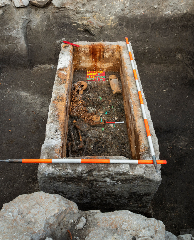 Bên trong chiếc quan tài đá vôi này là bộ hài cốt của một người phụ nữ thuộc thời La Mã cổ đại. Ảnh: @Bảo tàng Lịch sử Budapest.