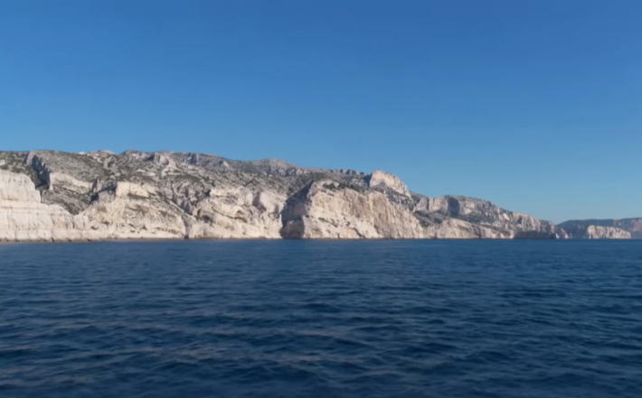 Hang Cosquer nằm ngoài khơi Marseille, là một địa điểm khảo cổ đáng chú ý, nơi lưu giữ những tác phẩm nghệ thuật thời tiền sử. Ảnh: @Jespa.