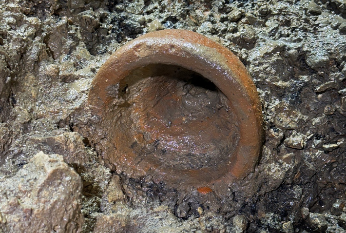 Nhiều hiện vật được khai quật trong Hang động Pertosa-Auletta có mục đích nghi lễ. Các nhà khảo cổ học đã xác định được tiền xu, đồ trang trí, bình đựng thuốc mỡ, lư hương, tượng điêu khắc và tàn dư thực vật bị đốt cháy. Ảnh: @Viện Khảo cổ học Trung ương Ý.