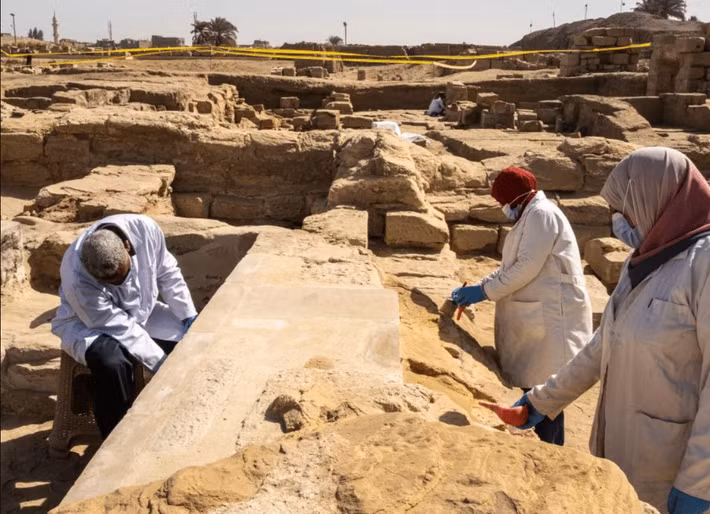 Đây là hồ thiêng duy nhất ở Ai Cập được khai quật một cách có hệ thống và khoa học, cung cấp nguồn dữ liệu sơ cấp phong phú có thể làm thay đổi nghiên cứu về các hồ thiêng và vai trò của chúng trong bối cảnh văn hóa và tôn giáo rộng lớn hơn của Ai Cập cổ đại. Ảnh: @Bộ Du lịch và Cổ vật Ai Cập.