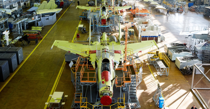 Do máy bay chiến đấu có người lái vẫn là một trong số rất ít lĩnh vực mà ngành quốc phòng Triều Tiên chưa thể sản xuất để đáp ứng nhu cầu lớn của đất nước, cho nên những đồn đoán về việc mua sắm từ Nga bắt đầu xuất hiện từ tháng 9 năm 2023, sau khi các quan chức Triều Tiên thăm quan cơ sở tại Nhà máy Hàng không Komsomolsk-on-Amur ở Vladivostok, Nga, nơi sản xuất máy bay chiến đấu Su-35 và Su-57. Ảnh: @ 19FortyFive.