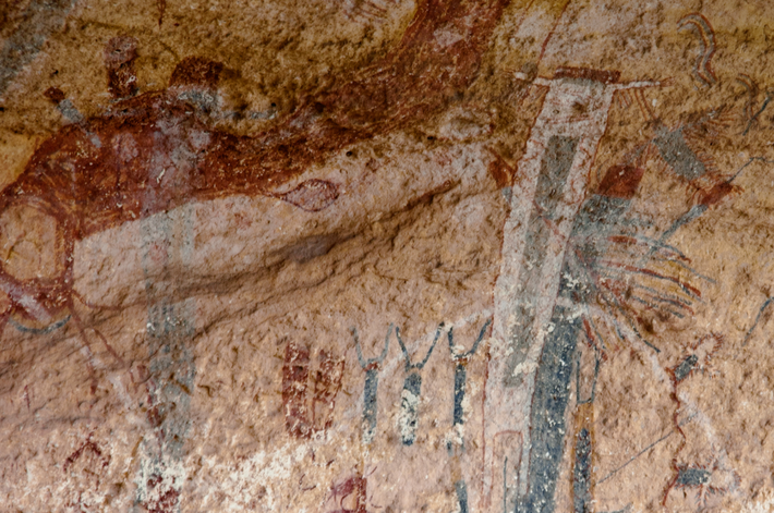 Theo nghiên cứu, các bức bích họa mô tả nhiều hình người, động vật và những hình thù bí ẩn, tất cả được sắp xếp cẩn thận theo nhiều lớp màu sắc. Ảnh: @ScienceAdvances.