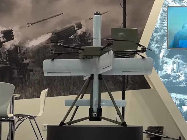 Hơn thế nữa, sau khi hoàn tất nhiệm vụ thả đạn, UAV đa cánh quạt có thể quay trở lại bãi phóng và được cấu hình lại thành nền tảng chuyển tiếp tín hiệu. Trong vai trò này, UAV duy trì liên lạc và truyền dữ liệu giữa người vận hành và ST-35 trong suốt quá trình bay lượn và tấn công.