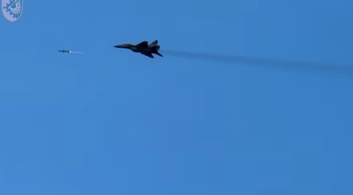 Bộ Tư lệnh Không quân phía Tây Ukraine còn cho rằng, thành tựu chiến thuật này là nhờ việc tích hợp vũ khí chính xác của phương Tây vào máy bay Ukraine, kết hợp công nghệ tiên tiến với kiến ​​thức chiến thuật địa phương linh hoạt. Ảnh: @Bộ Tư lệnh Không quân phía Tây Ukraine.