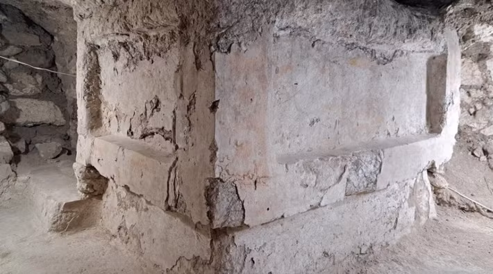 Đó là một bàn thờ cổ xưa bị chôn vùi. Bàn thờ này có niên đại từ cuối những năm 300 Sau Công Nguyên. Ảnh: @Đại học Brown.