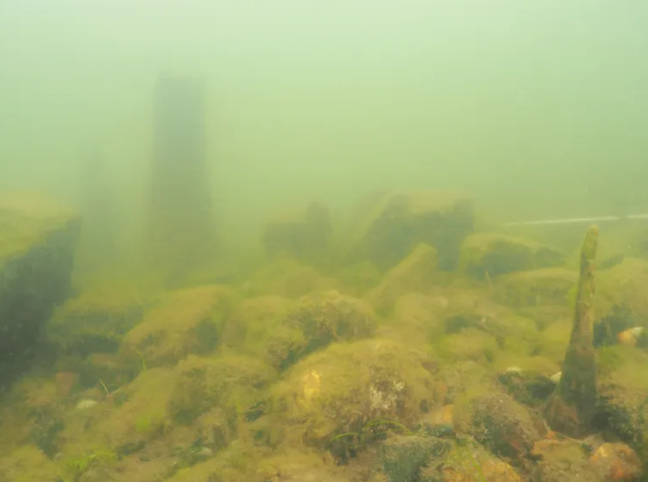 Vật thể này còn đặc trưng bởi những đường nét chạm khắc tinh xảo và kiểu dáng tinh tế. Chiếc bình gốm sơ khai này không chỉ mang tính ứng dụng mà còn mang ý nghĩa văn hóa và biểu tượng, phản ánh ý thức thẩm mỹ ngày càng phát triển của cư dân cổ đại Nhật Bản lúc bấy giờ. Ảnh: @Viện Nghiên cứu Hàng hải Quốc gia Nhật Bản.