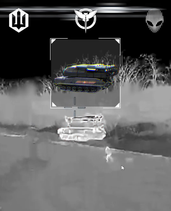 Còn Tor-M2 được thiết kế để đánh chặn tầm gần, tốc độ cao, khiến nó trở thành một trong những hệ thống phòng thủ chính của Nga chống lại các loại đạn bay thấp, đặc biệt là các loại máy bay không người lái mà Ukraine hiện đang sử dụng rộng rãi. Ảnh: @СБС знищення трьох систем ворожого ППО за три дні.