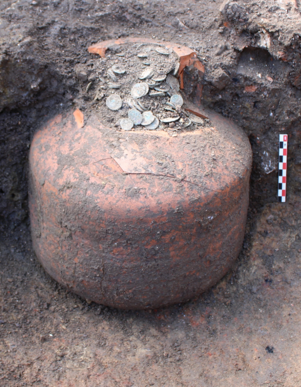 Những chiếc vò này được chôn khéo léo trong các hố đào bí ẩn bên dưới sàn các ngôi nhà cổ. Ảnh: @Bảo tàng tỉnh Meuse.