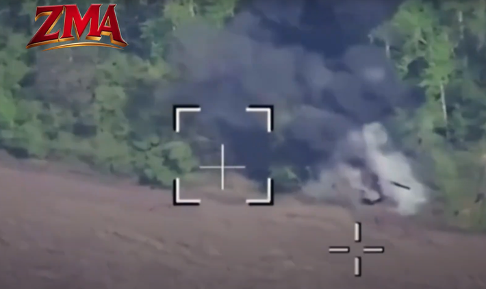 Khi máy bay không người lái FPV xuyên thủng xe tăng này, toàn bộ đạn dược trên xe tăng T-72BV đã phát nổ, gây ra một vụ nổ thảm khốc khiến phương tiện này không thể sửa chữa được nữa. Ảnh: @Trung đoàn Tấn công Độc lập 224.