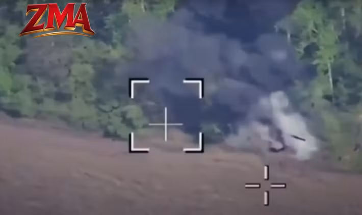 Khi máy bay không người lái FPV xuyên thủng xe tăng này, toàn bộ đạn dược trên xe tăng T-72BV đã phát nổ, gây ra một vụ nổ thảm khốc khiến phương tiện này không thể sửa chữa được nữa. Ảnh: @Trung đoàn Tấn công Độc lập 224.