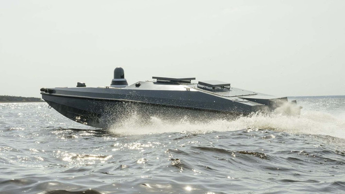 Theo tờ The Times, Barracuda đạt tốc độ tối đa 95 km/giờ và được trang bị thiết bị gây nhiễu nhằm cắt liên kết điều khiển UAV đối phương. Trong không gian tác chiến ven sông, nơi máy bay bốn cánh quạt của Nga thường truy lùng mục tiêu, lợi thế điện tử này là “tấm khiên vô hình” của Ukraine.