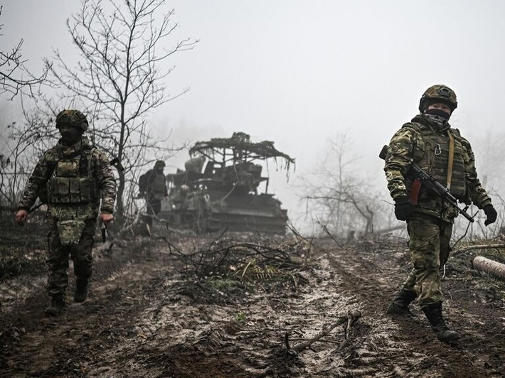 Một diễn biến đáng chú ý khác là việc quân đội Nga kiểm soát được điểm cao nhất tại vùng Sumy, vị trí được thể hiện rõ trên các bản đồ địa hình công khai. Đây là địa bàn có giá trị chiến thuật đặc biệt, cho phép kiểm soát hỏa lực và quan sát trên phạm vi rộng.