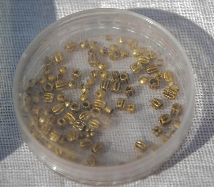 Trong kho báu này có khoảng 3.000 đồ vật bằng vàng và đá quý khác nhau. Ảnh: @Viện Khảo Cổ Học Quốc Gia Kazakhstan.