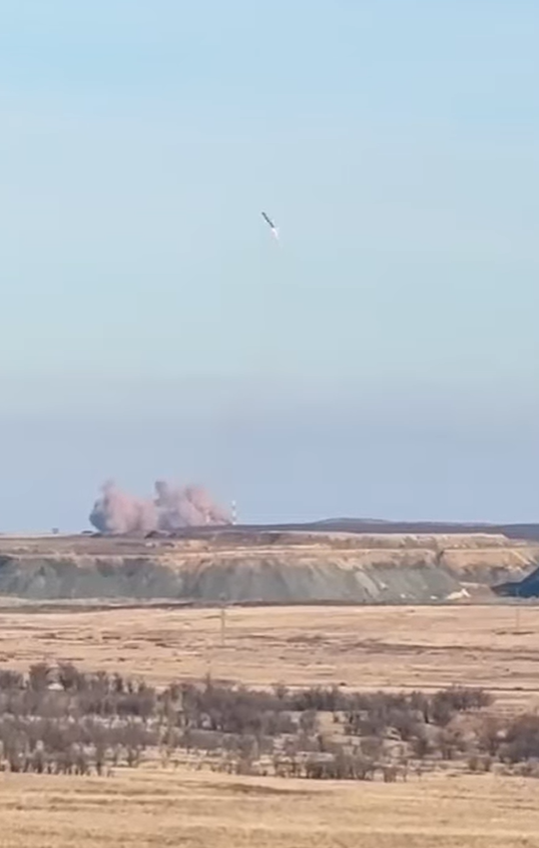 Phân tích video cho thấy một vụ nổ trên khoang tên lửa ngay sau khi cất cánh, tiếp theo là mất kiểm soát và va chạm với mặt đất. Ảnh: @XomaMilitarnyi.